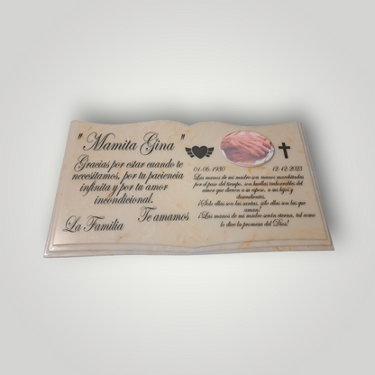 Lapida de cuarzo con diseño de libro más grabado de diseño bajo relieve.