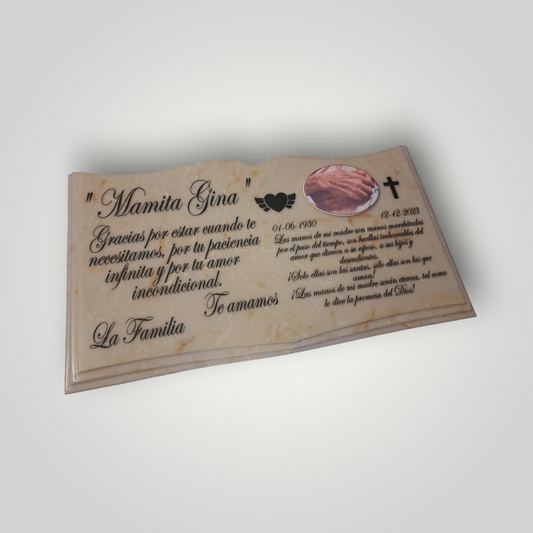 Lapida de cuarzo con diseño de libro más grabado de diseño bajo relieve.