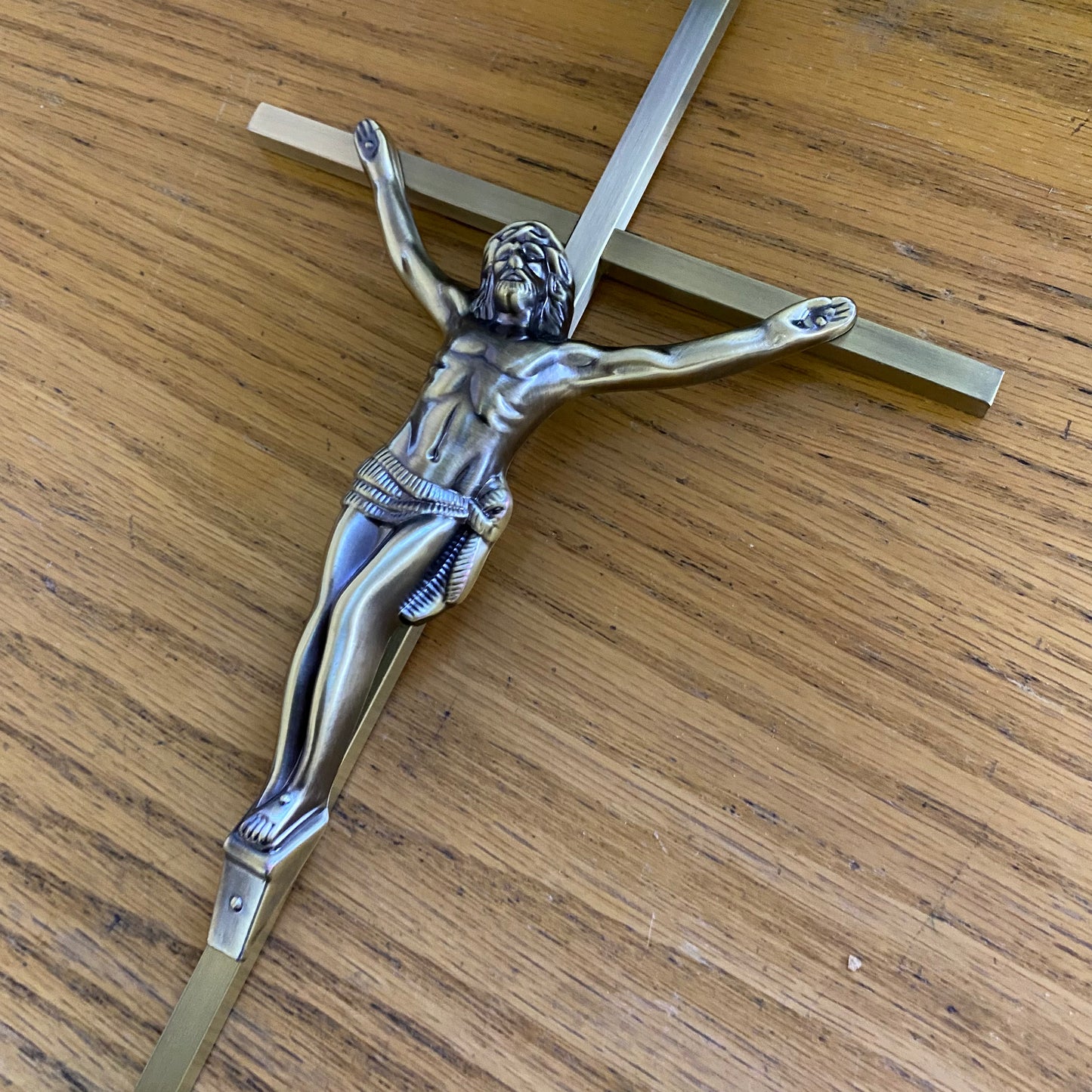 Cruz con Cristo en Metal – Bronce Envejecido 45 cm