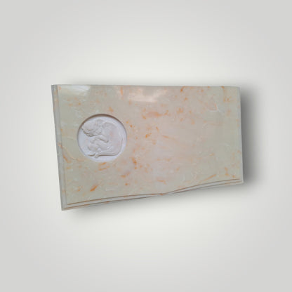 Lapida de cuarzo con diseño de libro más grabado de diseño bajo relieve.