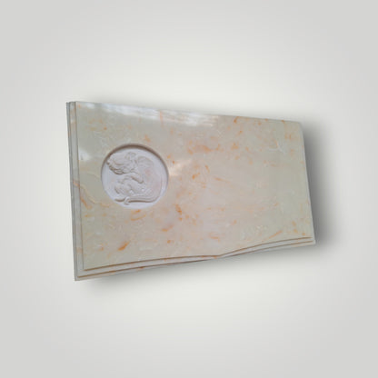 Lapida de cuarzo con diseño de libro más grabado de diseño bajo relieve.