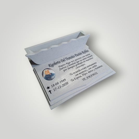 Lapida de cuarzo carrara con foto y jardinera