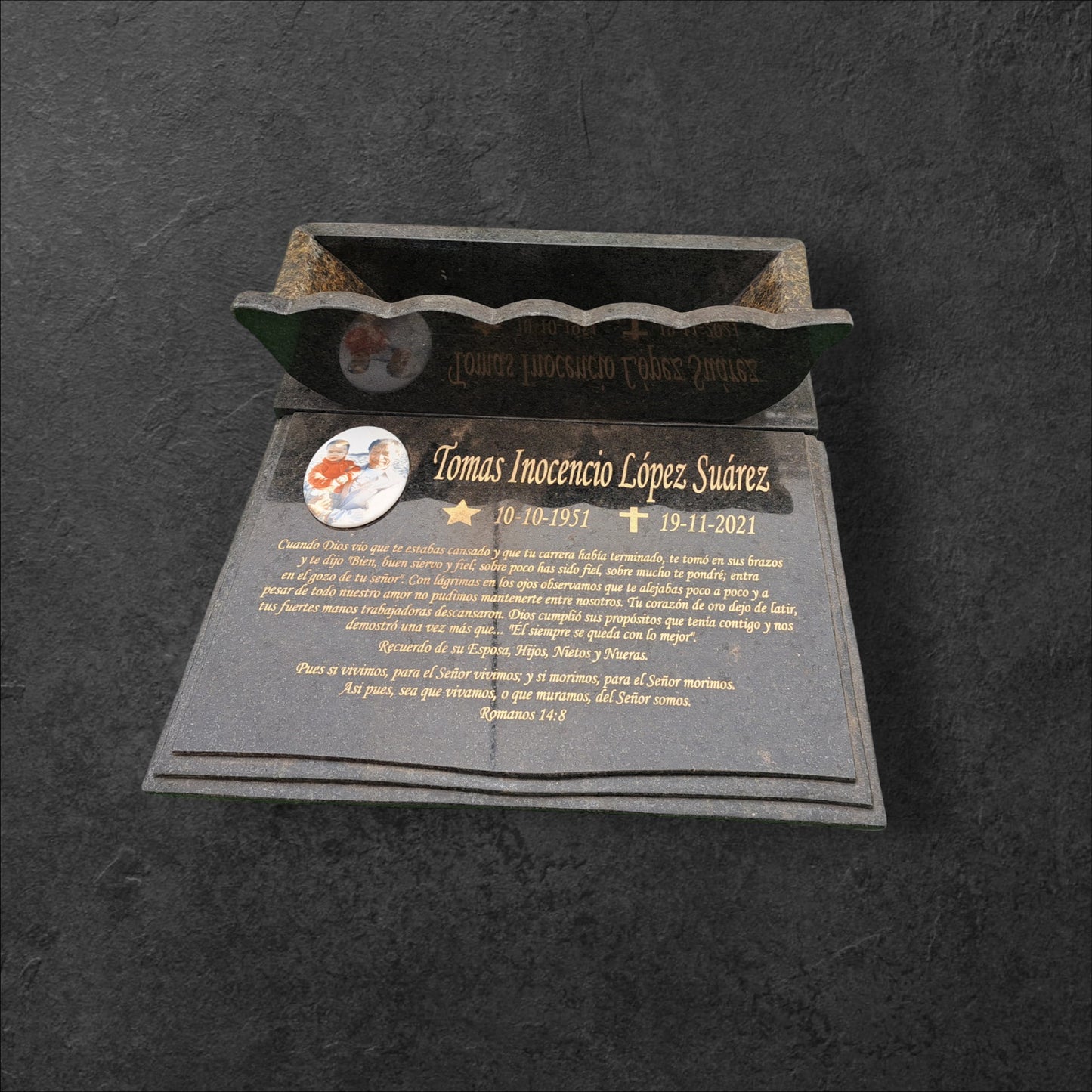 Lapida de piso más florero de granito A1