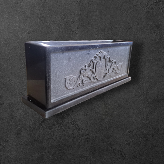 Florero de cuarzo grabado bajo relieve