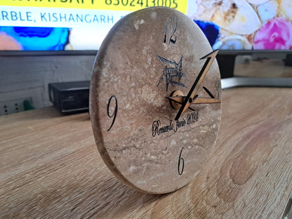 Reloj de escritorio de mármol travertino