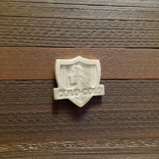 Escudo Colo Colo en Ónix Natural de Ayquina Grabado CNC