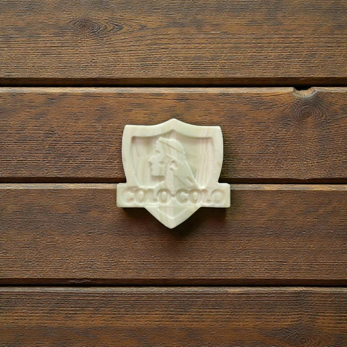 Escudo Colo Colo en Ónix Natural de Ayquina Grabado CNC