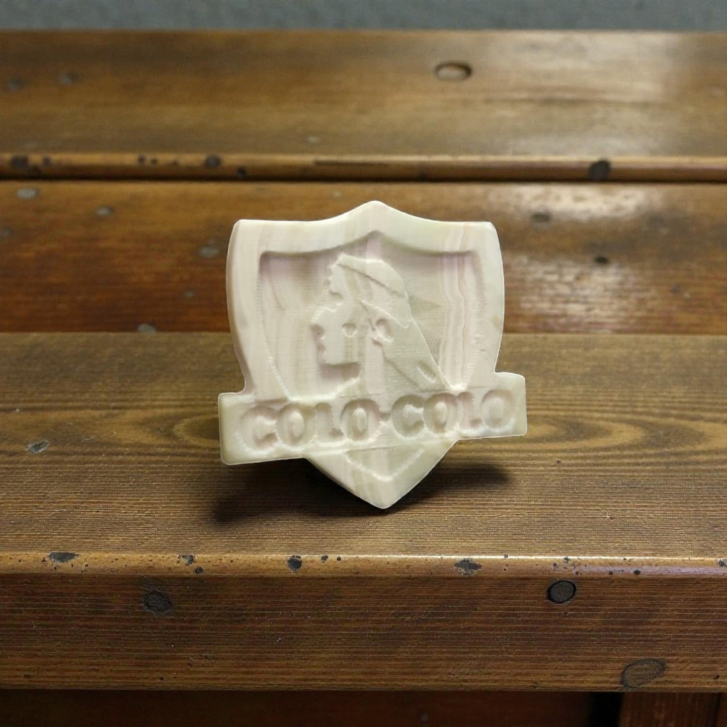 Escudo Colo Colo en Ónix Natural de Ayquina Grabado CNC
