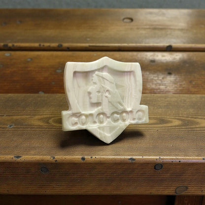 Escudo Colo Colo en Ónix Natural de Ayquina Grabado CNC